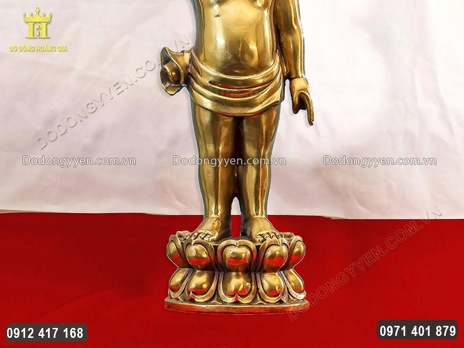 Ngài được đúc theo dáng đứng trên đài sen